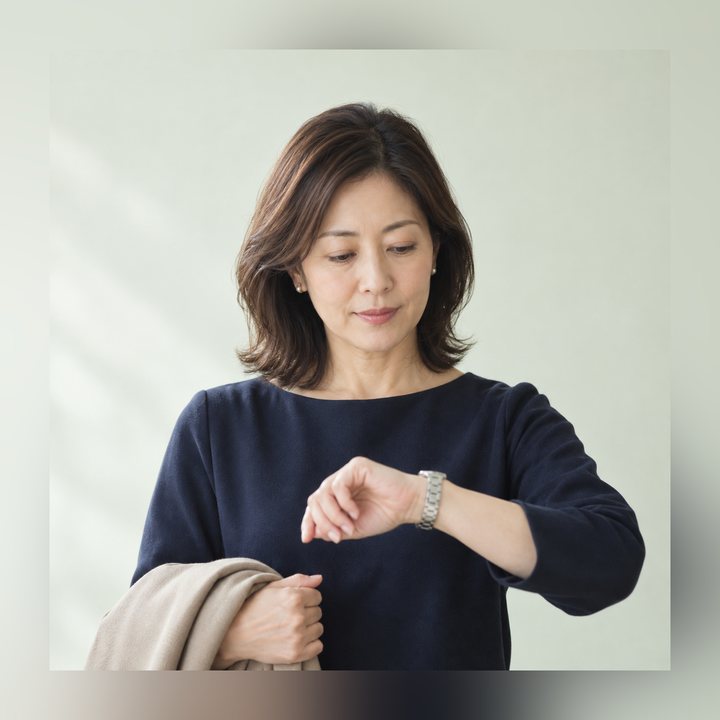 時間を気にしながら通院している女性